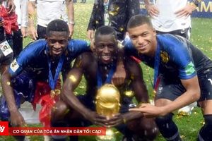 Benjamin Mendy bán đấu giá cúp vô địch World Cup