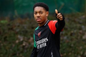 MU tính chuyện 'rút ruột' Arsenal