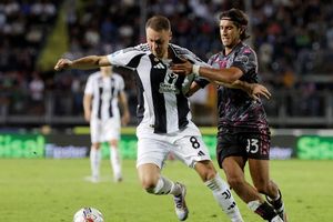 MU tranh sao Juventus với Aston Villa