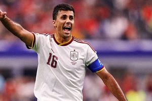Hansi Flick ngăn Barca mua Rodri, Real Madrid mừng lớn