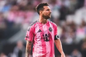 Messi tỏa sáng với cú đúp, thiết lập kỷ lục mới