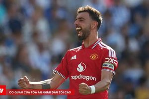 Bruno Fernandes xuất hiện trên thẻ bóng đá đặc biệt làm từ vàng 24 karat