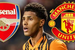 Tiền đạo lập hat-trick khiến MU và Arsenal mê mẩn