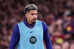 Sự trung thực của Hansi Flick đẩy Ronald Araujo rời Barcelona sang Liverpool theo dạng cho mượn