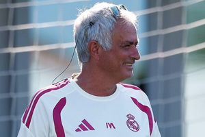 Mourinho tuyên bố không cần nghỉ, nhắn nhủ đầy ẩn ý đến Guardiola