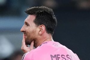 Messi trở lại sân cỏ sau nỗi đau mất bố