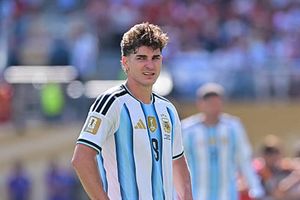 Bế tắc thương vụ Julian Alvarez, HLV Hansi Flick giải bài toán số 9 tại Barca ra sao?