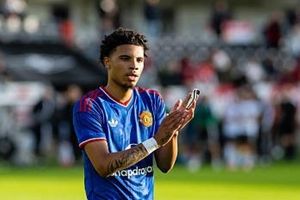 Chuyển nhượng cầu thủ hôm nay 14/8: MU bán Ethan Williams; Doku ký hợp đồng mới với Man City; Arsenal đàm phán mua Osimhen