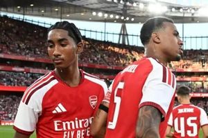 Trung vệ 16 tuổi Marli Salmon trở thành phương án chất lượng cho Arsenal khi Saliba chấn thương