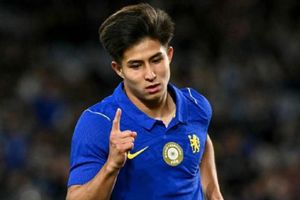 Thần đồng Dastan Satpayev ký hợp đồng đến năm 2033 với Chelsea rồi sang Burnley thi đấu