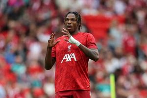 Jeremy Jacquet tỏa sáng trong trận ra mắt giúp Liverpool đánh bại Como 2-0 trước mùa giải mới
