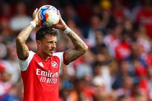 Arsenal sẵn sàng cho phép hậu vệ Ben White gia nhập Everton nếu chiêu mộ thành công Ezri Konsa
