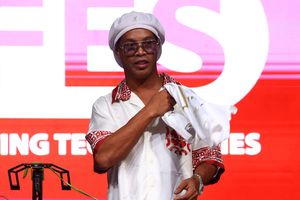 Ronaldinho trở lại sân cỏ ở tuổi 46