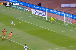 Panenka lên xà, tân binh 60 triệu bảng bị đồng đội quát