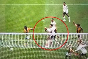 Maguire và Mazraoui kèm nhau khiến CĐV MU nổi giận