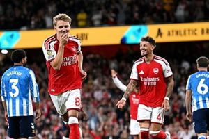 Arsenal thắng thuyết phục Coventry 3-0 ngày ra quân Ngoại hạng Anh nhờ tam tấu thăng hoa