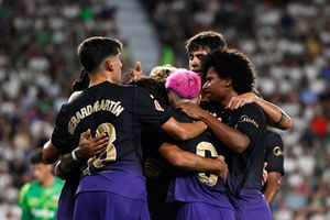Raphinha chói sáng giúp Barcelona vùi dập Elche