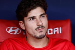 Alvarez bị CĐV Atletico Madrid la ó