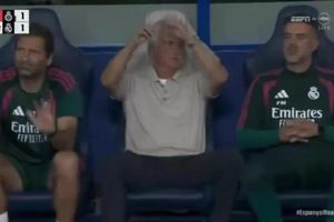 Mourinho khó chịu với Alexander-Arnold