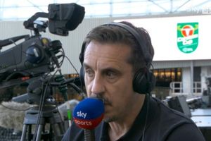 Gary Neville gióng hồi chuông cảnh báo Man Utd phải mua hậu vệ sau trận thua Hull City