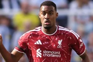 Liverpool đối mặt bài toán hàng tiền vệ khi HLV Iraola quyết định không mua tiền vệ số 6