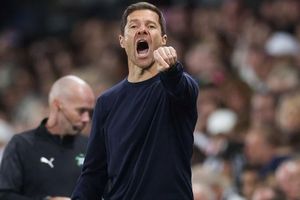 Xabi Alonso giúp Chelsea làm nên lịch sử tại Premier League