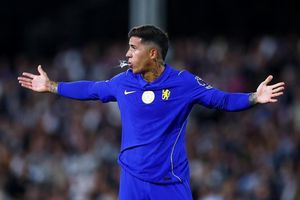 Enzo Fernandez bị CĐV cả hai đội la ó