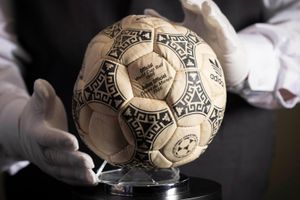 Quả bóng Maradona ghi bàn 'Bàn tay của Chúa' đấu giá 3,3 triệu USD