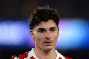 Arsenal sẵn sàng chi 150 triệu euro nổ bom tấn Julian Alvarez khi Atletico cấm cửa Barca