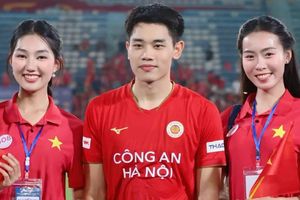 Thí sinh Hoa hậu Việt Nam cùng Quang Hải, Đình Bắc mừng nhà vô địch