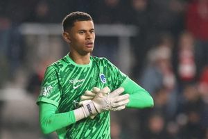 Liverpool chi 35 triệu euro mua thủ môn đắt nhất lịch sử Bỉ