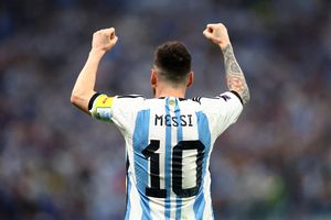 Ai dám nhận áo số 10 của Messi?