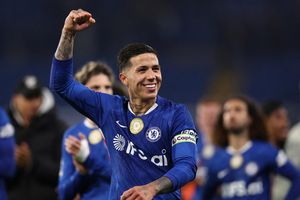 Vì sao Chelsea vẫn bán Enzo cho Man City?