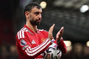 Lập hat-trick siêu hạng, Bruno Fernandes giành danh hiệu thứ 2 ở mùa giải mới