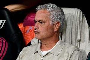 Mourinho: 'Không hài lòng thì đừng thi đấu'