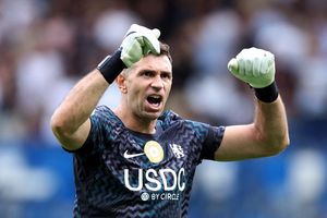 Ngày 'điên rồ' của Emiliano Martinez