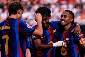 Raphinha sánh ngang Messi, Hansi Flick tuyên bố lớn