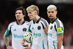Newcastle phải bán cầu thủ, MU chớp thời cơ Lewis Hall