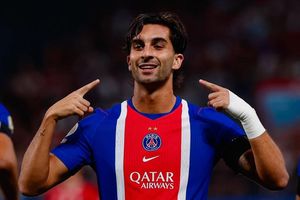 Ferran Torres ghi tuyệt phẩm, PSG thắng nhọc nhằn