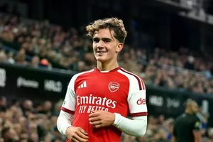 Thần đồng Arsenal được so sánh với Lionel Messi