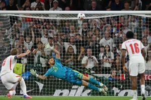 Harry Kane sút hỏng phạt đền, Anh thua ngược Tây Ban Nha