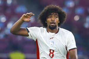 Cầu thủ đắt giá nhất FIFA ASEAN Cup bỏ đồng đội, vào đường hầm trước