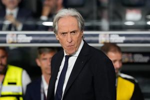 Trước Ronaldo, HLV Jorge Jesus từng thẳng thay loại Neymar