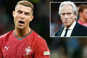 Không xin lỗi Ronaldo, HLV tuyển Bồ Đào Nha bị dọa sa thải