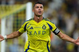 Cristiano Ronaldo cán mốc 980 bàn thắng