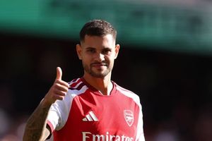 'Bom tấn' 75 triệu bảng giúp Arsenal thắng hú vía trên sân nhà