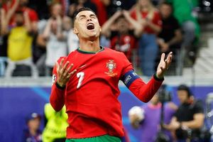 Thông điệp lạ sau án phạt Ronaldo