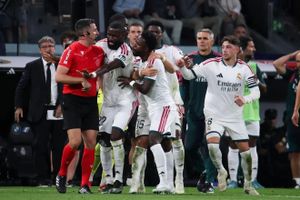 Real Madrid khó cứu nổi Vinicius