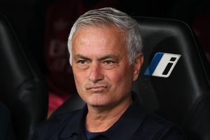 Mourinho bỏ họp báo sau thẻ đỏ của Vinicius