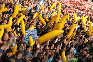 Man City vượt qua 'bão lửa' tại Anfield